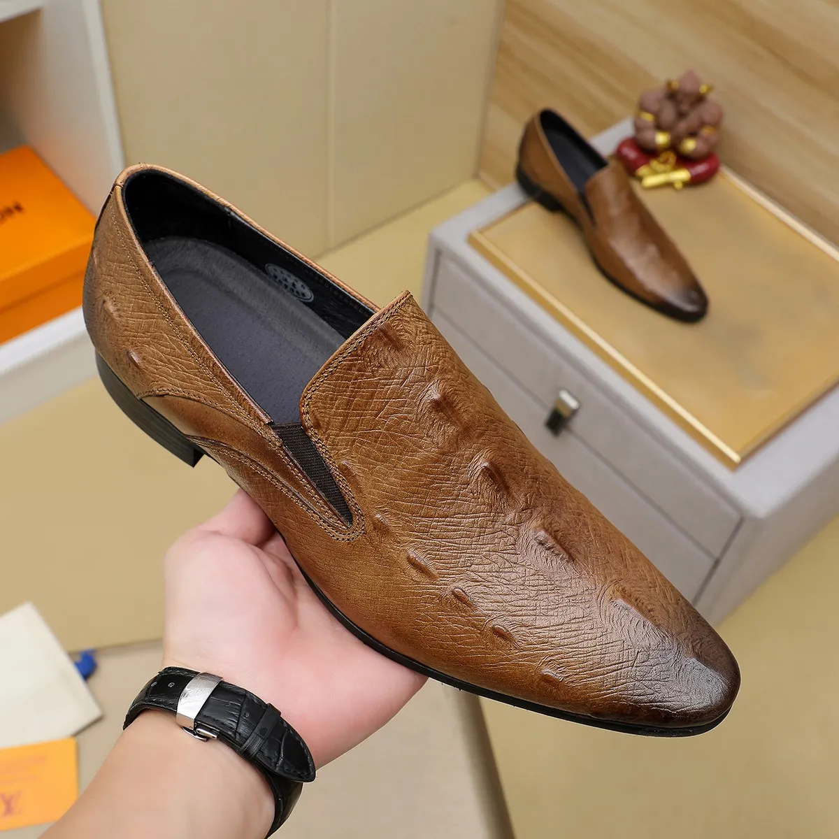 Men's shoes 💰540 💰 Louis Vuitton LV ® Autumn and Winter 🆕 models 🔛Full shoe counter First layer cowhide, 🐂leather lining casual shoes for men, super soft outsole, essential for driving. Counter synchronized original first layer cowhide completely 1:1 mold customization 🌹Top version, 2 colors optional! Number: 38-45 (37.46. Customized)